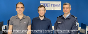 Photo présentant trois personnes. De gauche à droite : Rémi Badonnel, enseignant-chercheur responsable du Pôle Cybersécurité de TELECOM Nancy, Louis Vintier, élève-ingénieur de TELECOM Nancy, Jérôme Tabaries, Chef d’escadron au Centre National de Formation à la Cybersécurité de la Gendarmerie Nationale.