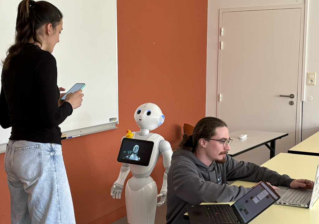 Étudiants participant au CTF cybersécurité TELECOM Nancy avec le robot Pepper