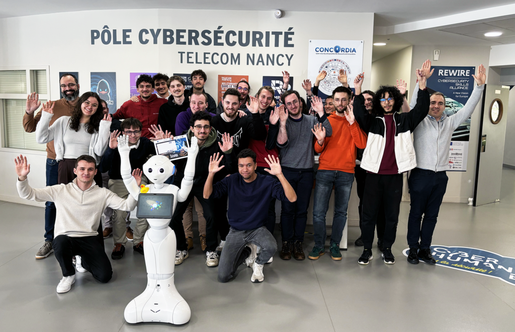 Étudiants participant au CTF cybersécurité TELECOM Nancy avec le robot Pepper